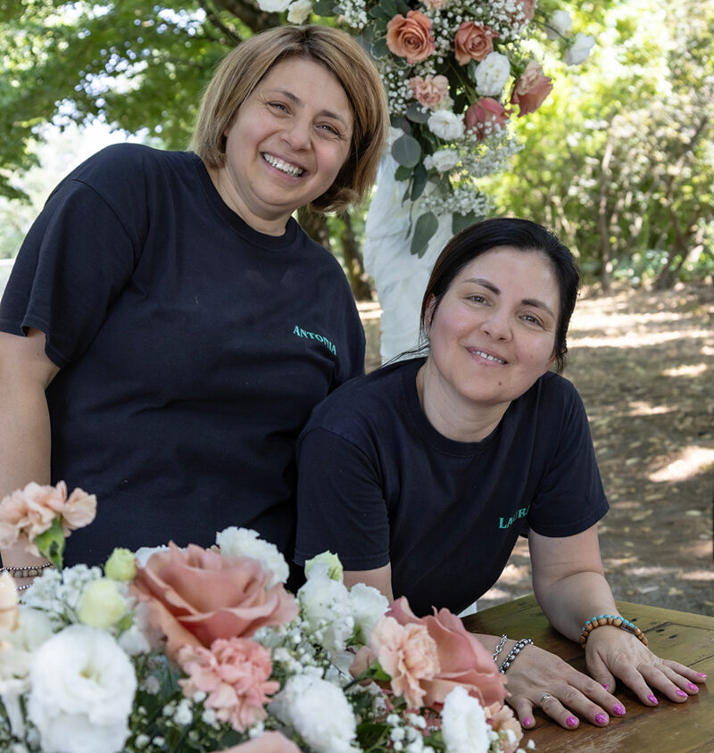 Allestimenti Floreali Matrimonio. Antonia e Laura in posa durante un allestimento matrimoniale